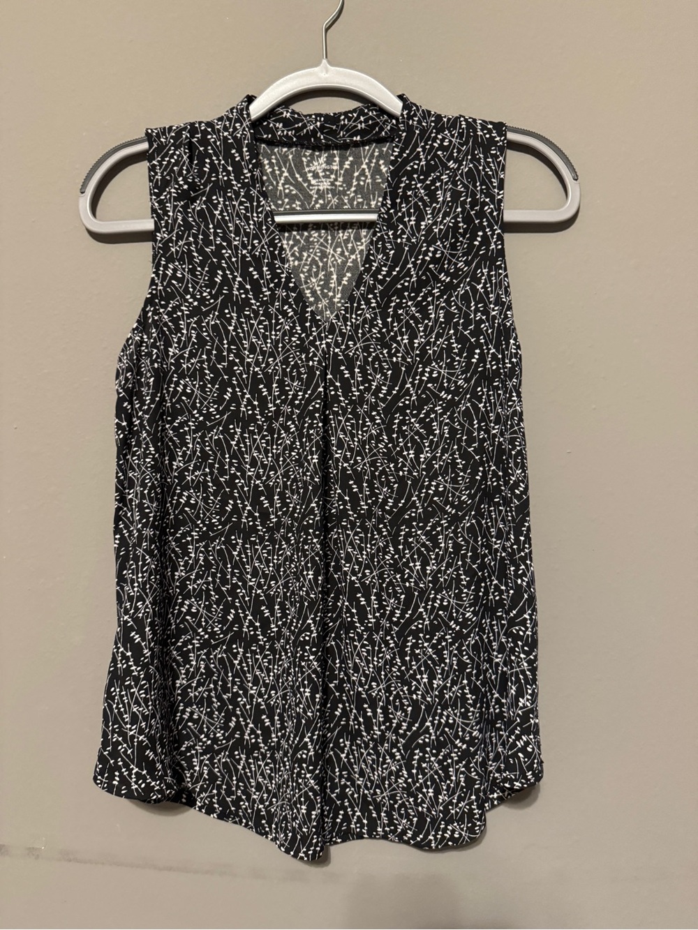 Worthington Black and White V-Neck Printed Sleeveless Camisole Top